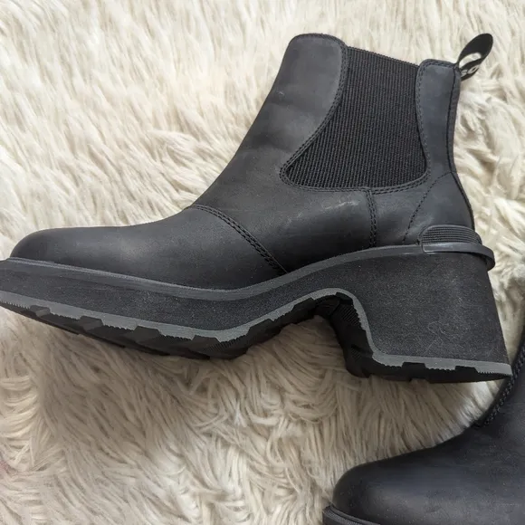 NIB Sorel Hi Line Heel Chelsea Boot in Sea Salt Black