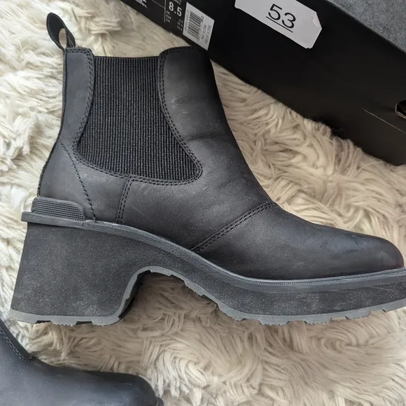 NIB Sorel Hi Line Heel Chelsea Boot in Sea Salt Black