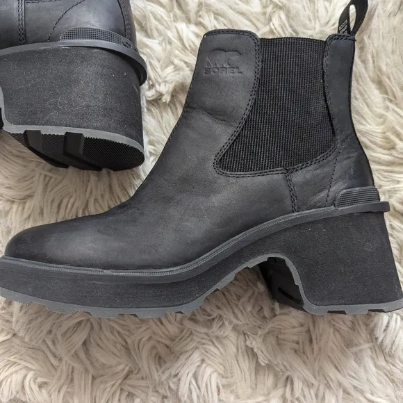 NIB Sorel Hi Line Heel Chelsea Boot in Sea Salt Black