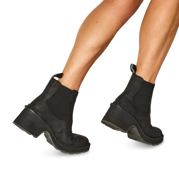 NIB Sorel Hi Line Heel Chelsea Boot in Sea Salt Black