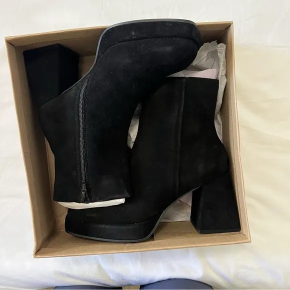 NIB Steve Madden Suede platform boots