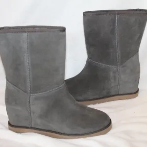 NIB UGG WOMEN'S CLASSIC SHORT SHEARLING LINED SUEDE FEMME WEDGE BOOTS GRAY‎