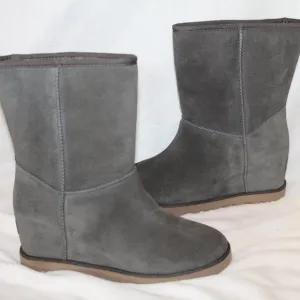NIB UGG WOMEN'S FEMME CLASSIC SHORT SUEDE SHEARLING BOOTS SLATE GRAY‎