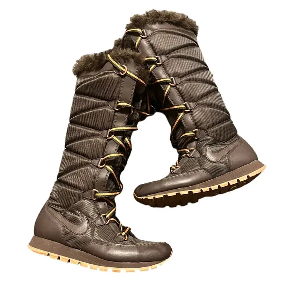 Nike Apres Skyhigh Lined Pom Pom Brown Winter Snow Boots Women's‎ 6.5 333620-221