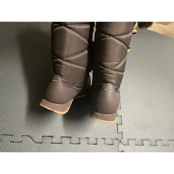 Nike Apres Skyhigh Lined Pom Pom Brown Winter Snow Boots Women's‎ 6.5 333620-221