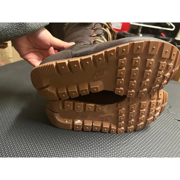 Nike Apres Skyhigh Lined Pom Pom Brown Winter Snow Boots Women's‎ 6.5 333620-221