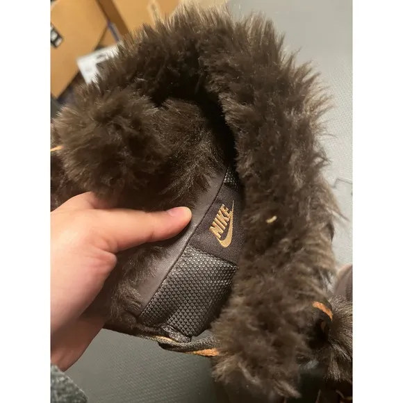 Nike Apres Skyhigh Lined Pom Pom Brown Winter Snow Boots Women's‎ 6.5 333620-221