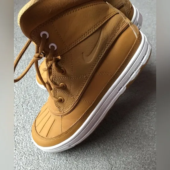 NIKE WATERPROOF ACG WOODSIDE 2 HIGH GIRL BOY BOOTS - UNISEX SIZE 3