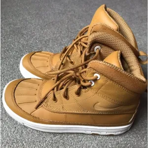 NIKE WATERPROOF ACG WOODSIDE 2 HIGH GIRL BOY BOOTS - UNISEX SIZE 3