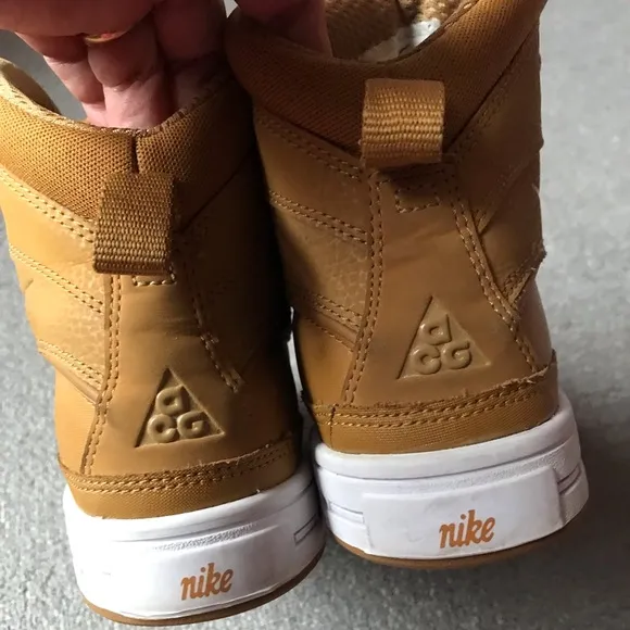 NIKE WATERPROOF ACG WOODSIDE 2 HIGH GIRL BOY BOOTS - UNISEX SIZE 3