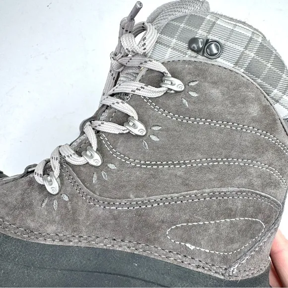 North Face Chilkat II women's snow boots grey suede black rubber primaloft 8.5