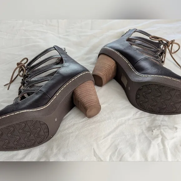 NWB L' Artiste Lestatik-B Heeled Boots