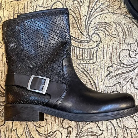 NWOB GEOX Respira Italian Leather Zip Boot