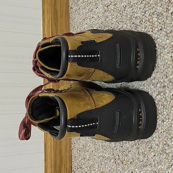 NWOT Ariat women's sz 7 leather booties.  Store display. Never worn outside