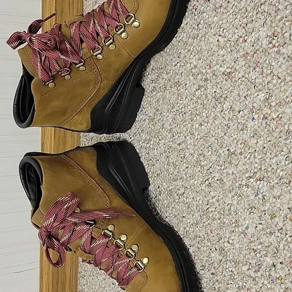 NWOT Ariat women's sz 7 leather booties.  Store display. Never worn outside