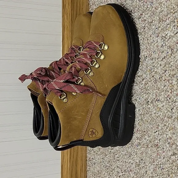 NWOT Ariat women's sz 7 leather booties.  Store display. Never worn outside