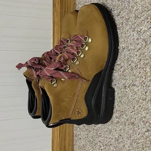 NWOT Ariat women's sz 7 leather booties.  Store display. Never worn outside