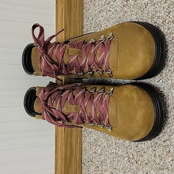 NWOT Ariat women's sz 7 leather booties.  Store display. Never worn outside