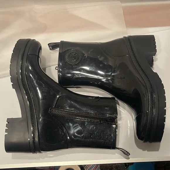 NWOT NWOB Michael Kors Ankle Rain Boots inside zipper Women’s Sz 8M Black Shiny