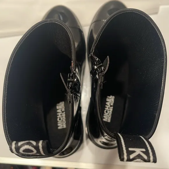 NWOT NWOB Michael Kors Ankle Rain Boots inside zipper Women’s Sz 8M Black Shiny