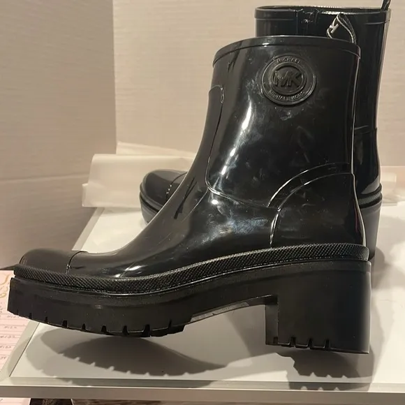 NWOT NWOB Michael Kors Ankle Rain Boots inside zipper Women’s Sz 8M Black Shiny
