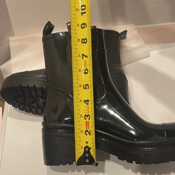 NWOT NWOB Michael Kors Ankle Rain Boots inside zipper Women’s Sz 8M Black Shiny