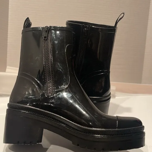 NWOT NWOB Michael Kors Ankle Rain Boots inside zipper Women’s Sz 8M Black Shiny