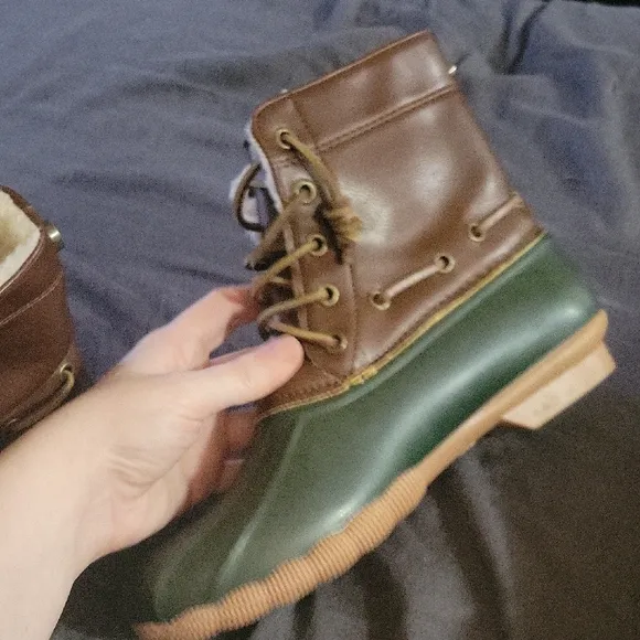 NWOT Seven7 Sherpa Lined Brown And Olive Green Leather Ankle Boots
