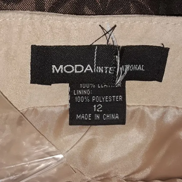 NWOT Sz 12  Genuine Suede Mini MODA Int'l for Victoria's Secret catalog