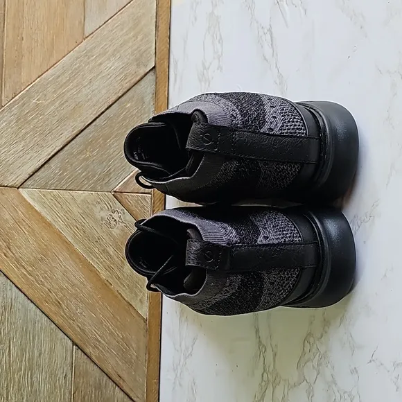 NWOT The Box Cole Haan Zerogrand Stitchlite Chukka Boots.