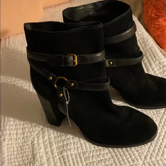 NWOT UGGS Suede boots 👢