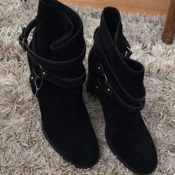NWOT UGGS Suede boots 👢