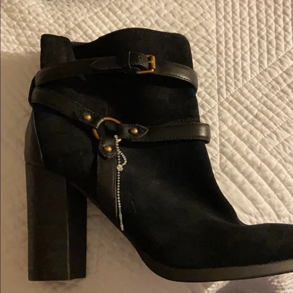 NWOT UGGS Suede boots 👢