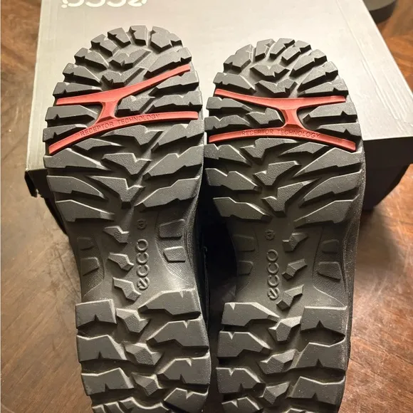 NWT Ecco Men’s Xpedition Goretex Mid cut Hiking Boots ( Size 7)