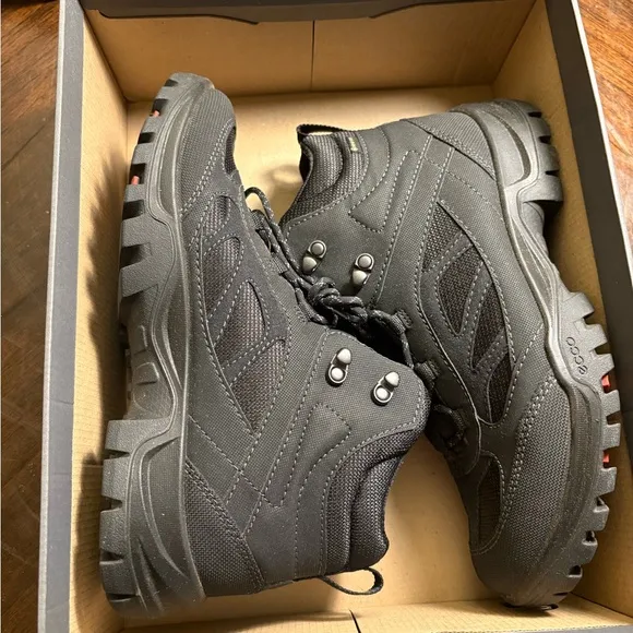NWT Ecco Men’s Xpedition Goretex Mid cut Hiking Boots ( Size 7)
