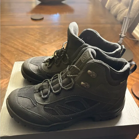 NWT Ecco Men’s Xpedition Goretex Mid cut Hiking Boots ( Size 7)