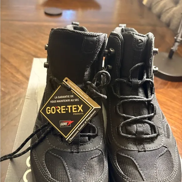 NWT Ecco Men’s Xpedition Goretex Mid cut Hiking Boots ( Size 7)