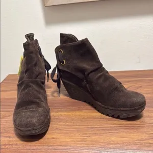 NWT Fly London Yada Brown Suede Ankle Boot, Back Lace, Platform Wedge. Size 10