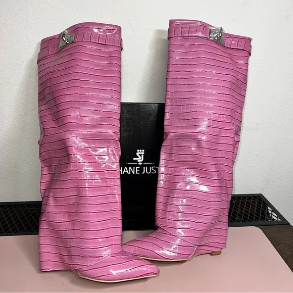 NWT Shane Justin Women's Pink Faux Alligator Wedge Boots Size 9.5
