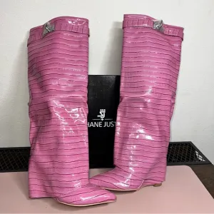 NWT Shane Justin Women's Pink Faux Alligator Wedge Boots Size 9.5