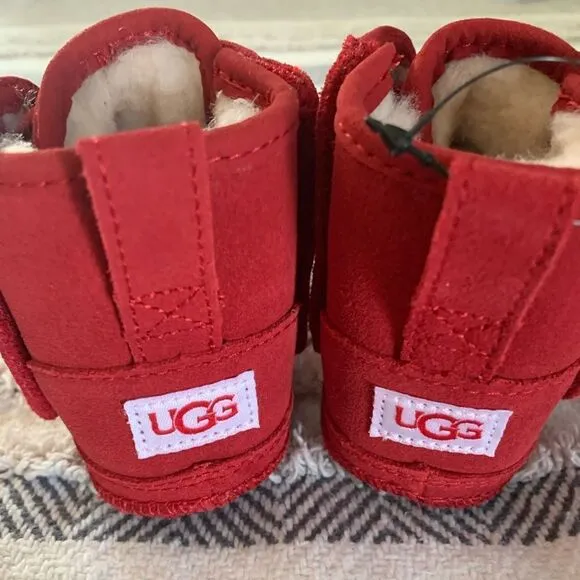 NWT UGG Neumel crib boots. Size 4/5