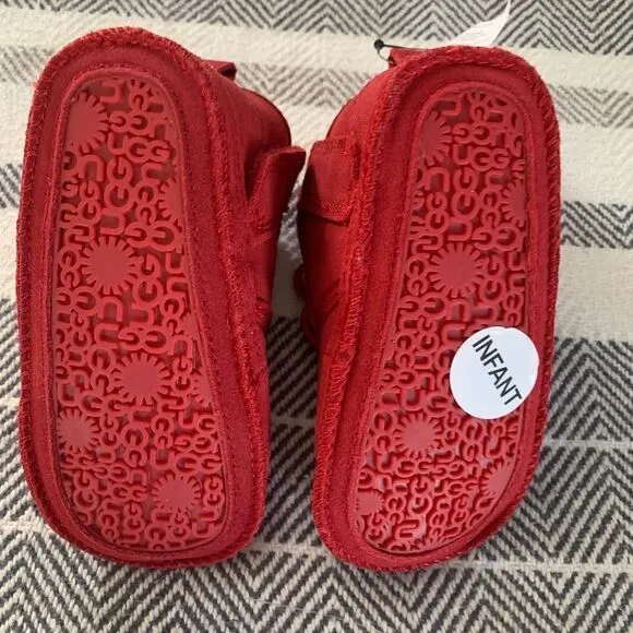 NWT UGG Neumel crib boots. Size 4/5