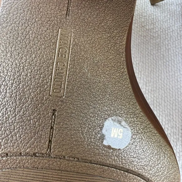 NWT Vince Camuto Ankle Buckle Tan Suede Boots Western Size 5