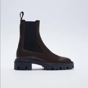 NWT. Zara Low Heeled Leather Ankle Boots. Size 7,5.