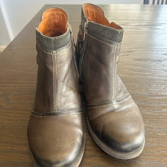 Pikolinos Brown Ankle Boots with Side Zipper and Decorative Straps