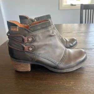 Pikolinos Brown Ankle Boots with Side Zipper and Decorative Straps