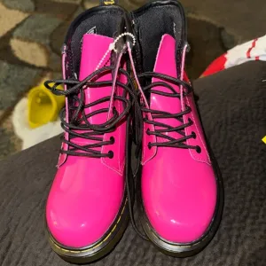 Pink Kids leather Dr. Marten boots. *Never Worn* sz 1