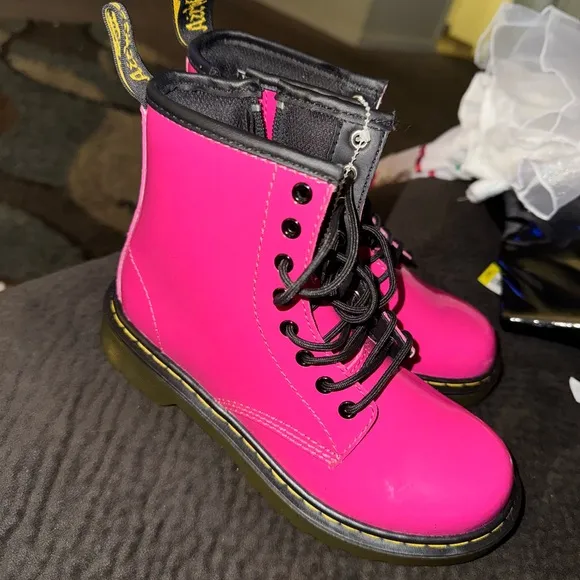 Pink Kids leather Dr. Marten boots. *Never Worn* sz 1