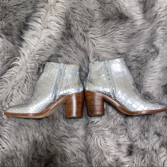 POUR LA VICTOIRE Booties