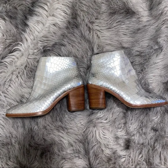 POUR LA VICTOIRE Booties